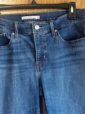 Levi's women Size 31 Medium Blue Skinny Jeans with Yellow Stitching Pre owned